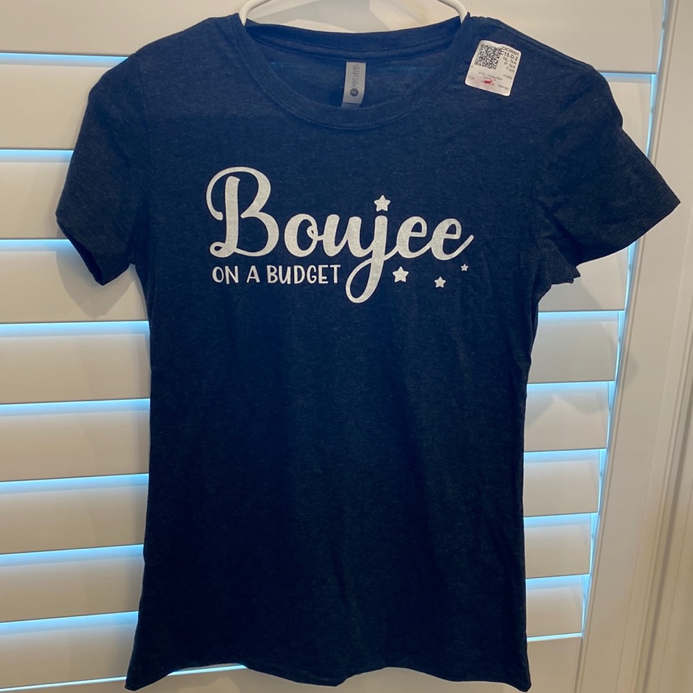 NEXT LEVEL APPAREL JUNIORS TEE SIZE SMALL “BOUJEE ON A BUDGET”